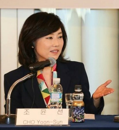 조윤선(정무직공무원/전국회의원/여성가족부장관)
조윤선 여성가족부 장관이 청와대 정무수석에 내정되며 최초의 여성 정무수석 기록을 세웠다.
사진=조윤선 장관 페이스북
