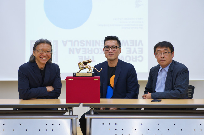 The Korea Pavilion’s cocurator Bae Hyung-min (left), commissioner Cho Min-suk (center) and cocurator Ahn Chang-mo present the Golden Lion at a press conference held in Seoul on Thursday.   Arts Council Korea