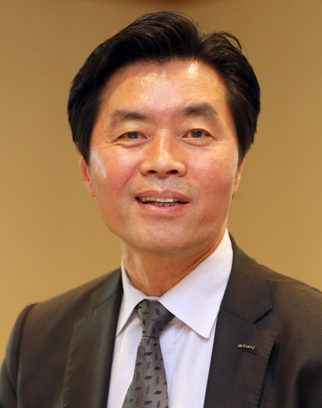 정성근(정당인/기업인/새누리당/아리랑국제방송최고경영자(CEO))
President Park Geun-hye named a conservative education expert as the new education minister on Friday, a move aimed at striking a balance in the education sector after progressives swept 13 out of 17 city and provincial education chief posts in the June 4 local elections.