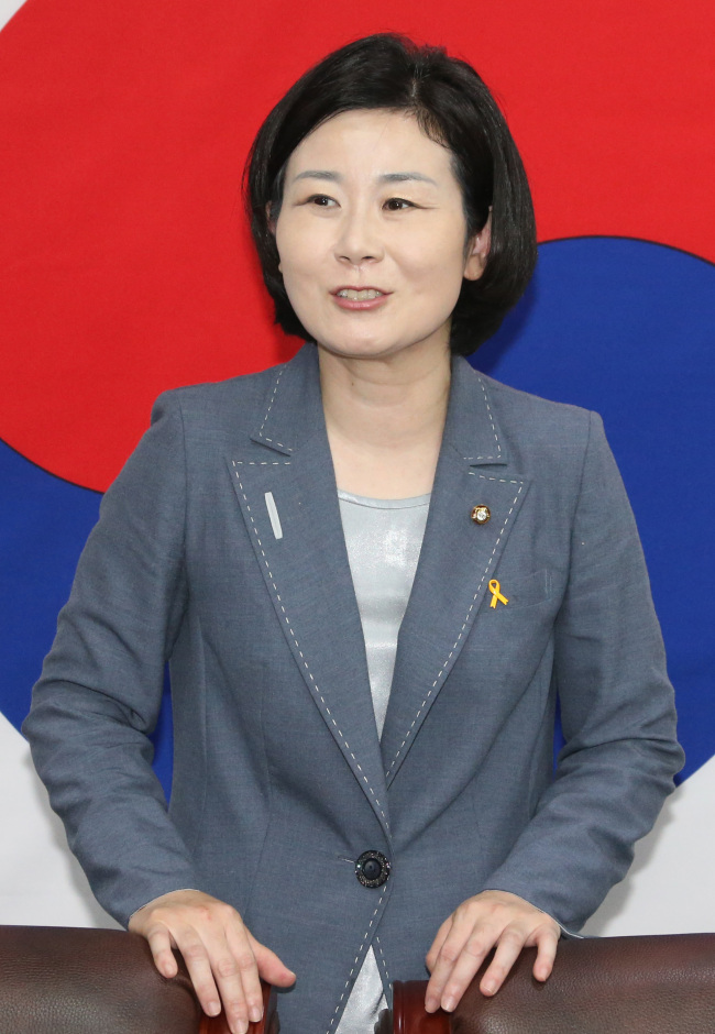 김희정(국회의원/전정무직공무원/새누리당)
President Park Geun-hye named a conservative education expert as the new education minister on Friday, a move aimed at striking a balance in the education sector after progressives swept 13 out of 17 city and provincial education chief posts in the June 4 local elections.