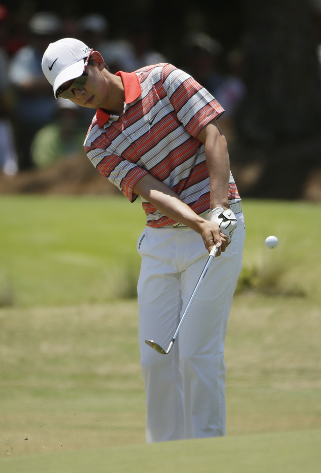 <YONHAP PHOTO-0227> Seung-Yul Noh, of South Korea, chips to the green on the first hole during the third round of the U.S. Open golf tournament in Pinehurst, N.C., Saturday, June 14, 2014. (AP Photo/Chuck Burton)/2014-06-15 07:00:15/ <저작권자 ⓒ 1980-2014 ㈜연합뉴스. 무단 전재 재배포 금지.>
Korea’s Noh Seung-yul chips on the first hole on Saturday.   AP-Yonhap