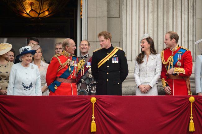 Members of the British royal family (from left) Queen Elizabeth II, Sophie, Countess of Wessex; Prince Philip, Duke of Edinburgh; Prince Edward, Earl of Wessex; Prince Harry; Catherine, Duchess of Cambridge; and Prince William, Duke of Cambridge, watch the fly-past as they stand on the balcony of Buckingham Palace following the Trooping the Color, Queen Elizabeth II’s Birthday Parade, at the Royal Horseguards in London on Saturday.   AFP-Yonhap