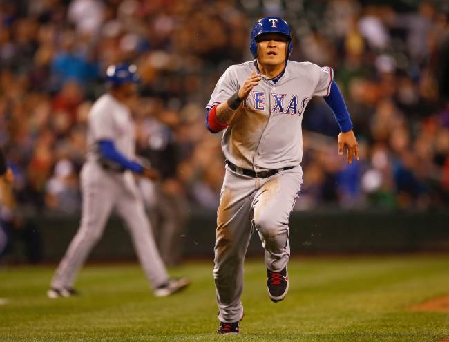 Texas Rangers outfielder Choo Shin-soo scores a run in the sixth inning on Saturday. The Korean went 1 for 3 with a walk.   AFP-Yonhap