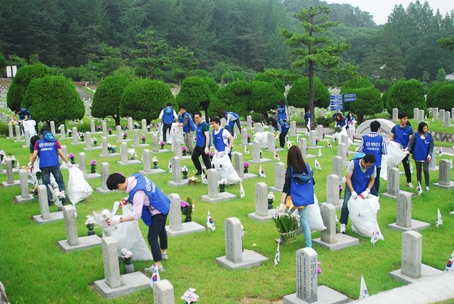 한진 임직원 20여명은 호국보훈의 달 6월을 맞아 최근 서울 동작구 소재 국립현충원에서 잡초 제거와 태극기 교체 등 봉사활동을 진행했다고 16일 밝혔다.