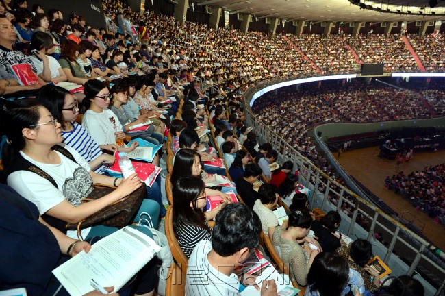 15일 서울 잠실 실내첵육관에서 열린 ' 2015 대학입시전략설명회'에서 참석자들이 입시전문가의 강연을 경청하고 있다. 박현구 기자phko@heraldcorp.com
15일 서울 잠실 실내첵육관에서 열린 ' 2015 대학입시전략설명회'에서 참석자들이 입시전문가의 강연을 경청하고 있다. 박현구 기자phko@heraldcorp.com