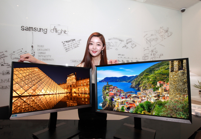 삼성전자가 현 풀HD보다 약 1.8배 선명한 WQHD(Wide Quad High Definition) 화질의 프리미엄 모니터 SD850으로 고해상도 모니터 시장 공략에 나선다. SD850 모니터는 WQHD(2560*1440)의 해상도로 약 370만개의 화소를 갖고 있으며 10억 개 이상의 색상 표현이 가능하고 디지털 기기 표준인 sRGB 색 영역을 100% 지원한다. 2가지 화면을 동시에 보여 주는 PIP(Picture-in-Picture) 기능 뿐 아니라 노트북, 데스크톱 PC등 2개 이상의 소스를 동시에 보여 주는 PBP(Picture By Picture)기능도 제공한다.［사진제공=삼성전자］