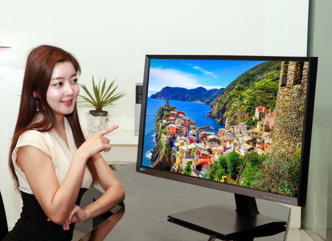 삼성전자가 현 풀HD보다 약 1.8배 선명한 WQHD(Wide Quad High Definition) 화질의 프리미엄 모니터 SD850으로 고해상도 모니터 시장 공략에 나선다. SD850 모니터는 WQHD(2560*1440)의 해상도로 약 370만개의 화소를 갖고 있으며 10억 개 이상의 색상 표현이 가능하고 디지털 기기 표준인 sRGB 색 영역을 100% 지원한다. 2가지 화면을 동시에 보여 주는 PIP(Picture-in-Picture) 기능 뿐 아니라 노트북, 데스크톱 PC등 2개 이상의 소스를 동시에 보여 주는 PBP(Picture By Picture)기능도 제공한다.［사진제공=삼성전자］