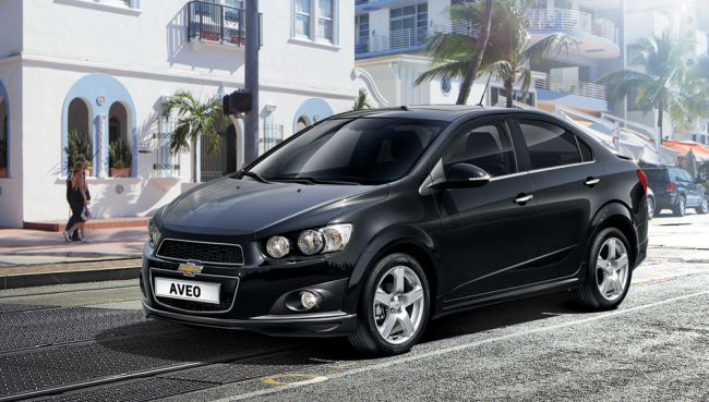 쉐보레(Chevrolet)가 한층 세련되고 감각적인 스포츠 패키지를 적용한 아베오 세단 ‘스포츠 패키지’를 16일부터 본격 판매한다.
아베오 세단 모델에 스포티한 감각을 극대화한 아베오 스포츠 패키지는 다양한 스타일링 아이템으로 한층 역동적인 제품 이미지를 강조한다. 특히, 차량 전면과 사이드 스커트, 후면을 감싸는 고강도 스포츠 바디 킷과 대구경 크롬 팁 머플러, 스포츠 드라이빙을 상징하는 리어 스포일러 및 최고급 17인치 알로이 휠을 적용해 젊은 고객의 튜닝 욕구를 만족시켰다.
