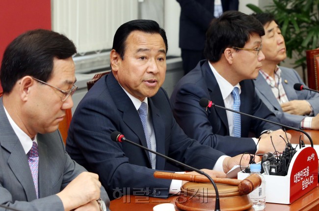 이완구새누리당 비상대책위원장겸 원내대표가 16일 오전 국회에서 열린 비상대책위원회의에 참석해 모두발언을 하고 있다. 이길동기자.gdlee@heraldcorp.com
이완구새누리당 비상대책위원장겸 원내대표가 16일 오전 국회에서 열린 비상대책위원회의에 참석해 모두발언을 하고 있다. 이길동기자.gdlee@heraldcorp.com