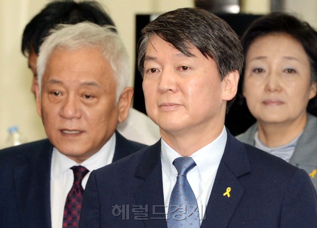 김한길.안철수 새정치민주연합 공동대표가 16일 오전 국회에서 열린 최고위원회의에 참석하기위해 회의장에 들어오고 있다. 이길동기자.gdlee@heraldcorp.com
김한길.안철수 새정치민주연합 공동대표가 16일 오전 국회에서 열린 최고위원회의에 참석하기위해 회의장에 들어오고 있다. 이길동기자.gdlee@heraldcorp.com