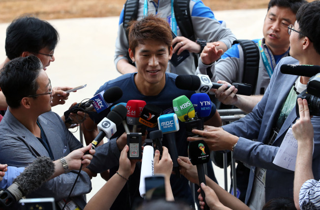 Korea’s Lee Yong speaks to the media on Sunday. Yonhap
