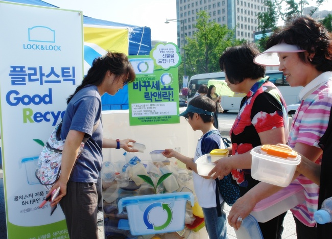 락앤락은 14일 광화문 광장에서 “플라스틱 제품을 잘 만들고(Good Product), 잘 사용하고(Good Use), 잘 재활용하자(Good Recycle)”는 슬로건을 내걸고 ‘플라스틱 Good PUR 캠페인’＜사진＞을 열었다고 16일 밝혔다.
이번 캠페인은 녹색소비자연대가 주최하는 ‘We make Green City’ 행사의 일환으로 진행됐다.
이날 행사에서 락앤락은 헌 플라스틱 용기 또는 물병을 1개 이상 가져오는 선착순 300명에게 ‘에톰 세척솔’을, 3개 이상 가져오는 선착순 200명에게 ‘아이스 펀앤펀 물병’을 증정했다. 플라스틱 생활용품의 재활용을 활성화하고 자원 순환에 대한 국민의식을 높이디 위해서다.