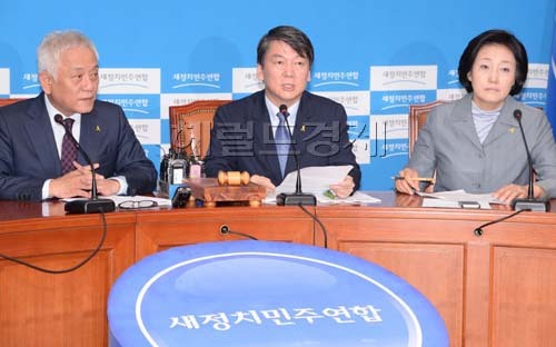 안철수 새정치민주연합 공동대표가 16일 오전 국회에서 열린 최고위원회의에 참석해 모두발언을 하고 있다.
안 대표는 이날 문후보자는 “본인의 언행에 책임지는 게 더는 국민 마음에 상처주지 않고 국제적 망신을 피하는 길”이라며 “박 대통령께서도 세월호 참사 후 달라진 대한민국을 만들기 위해 소통과 통합하겠다는 진정성이 있다면 후보 지명을 철회하시라”고 말했다.