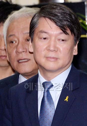 안철수(국회의원/새정치민주연합공동대표)
안철수 새정치민주연합 공동대표가 16일 오전 국회에서 열린 최고위원회의에 참석하기위해 회의장에 들어오고 있다.