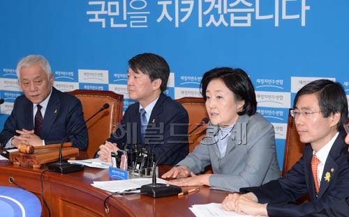 박영선 새정치민주연합 원내대표가 16일 오전 국회에서 열린 최고위원회의에 참석해 모두발언을 하고 있다.
박원내대표는 이날 박 원내대표는 문창극 국무총리 후보자 내정과 관련 “지금 우리는 일본 총리를 뽑는 것이 아니다.
일본에서 쌍수를 들고 환영하는 사람을 총리 시키겠다는 것은 거꾸로 박근혜 정권은 아직도 식민사관의 연장에 있다는 것”이라고 말했다.