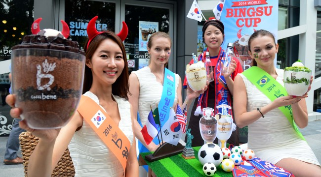 Domestic coffee franchise Caffe Bene on Monday held an event to select the most popular shaved ice flake dessert in Seoul to celebrate the 2014 World Cup Games.   Kim Myung-sub/The Korea Herald