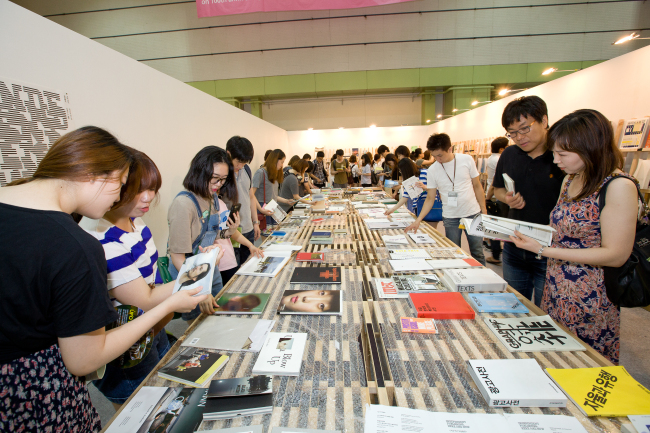 Visitors browse titles at last year’s Seoul International Book Fair. The 20th installment of the fair will be held at Coex this week.   Korean Publishers Association