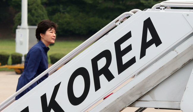 President Park Geun-hye boards the plane to depart on her tour of three central Asian nations at the Seoul Airport in Seongnam, Gyeonggi Province, Monday. Yonhap