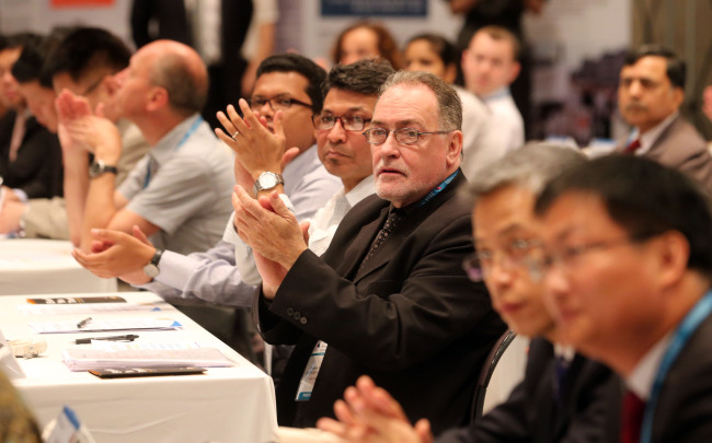 Participants of the second World Journalists Conference, which opened at the Korea Press Center Monday, listen to a lecture on Korea’s public policy by Yu Hyun-seok, president of the Korea Foundation.   Yonhap