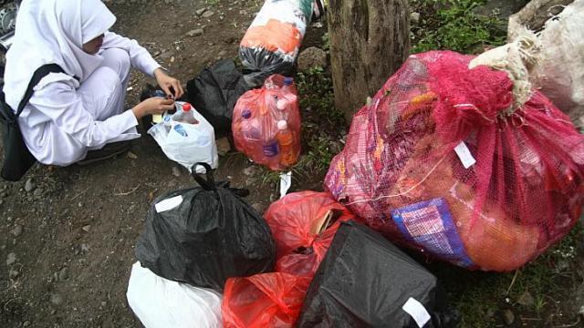 An Indonesian woman collects packs of recyclable garbage at Klinik Bumi Ayu in Malang on the main island of Java.   AFP