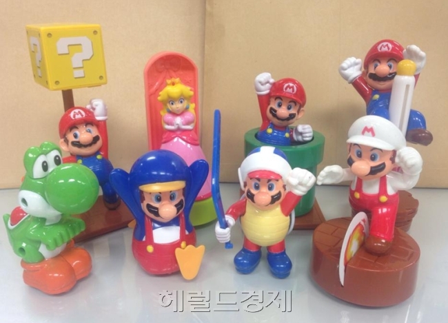 맥도날드 해피밀 대란이 시작됐다.
해피밀 장난감인 ‘슈퍼마리오’에 열광하는 이들이 맥도날드로 모여들고 있는 것.
맥도날드 해피밀은 메인 메뉴를 포함해 디저트류와 음료류에서 각각 1가지 메뉴를 고를 수 있는 어린이용 세트 메뉴다. 해피밀은 엄마손을 잡고 온 어린이들의 전용 메뉴이지만, 슈퍼마리오가 출시되면서 상황은 달라졌다.
대학생, 직장인들까지도 슈퍼마리오를 갖기 위해 맥도날드 앞에 장사진을 치고 있다.