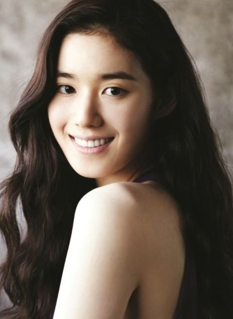 정은채(모델/영화배우/블루드래곤엔터테인먼트)
가수 김C가 배우 정은채의 외모를 극찬해 화제인 가운데, 정은채의 ‘엄친딸’ 이력도 새삼 주목받고 있다.