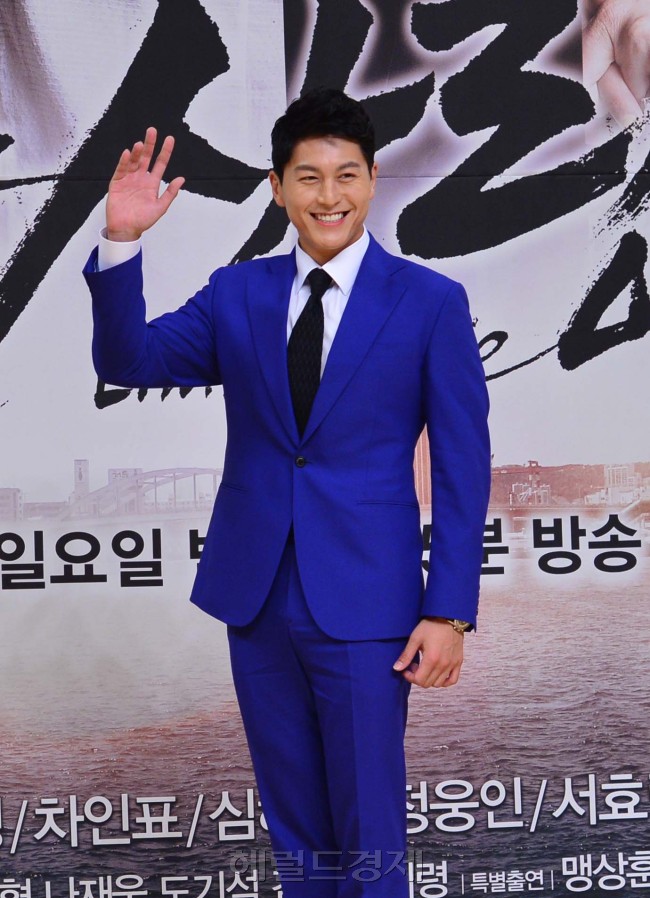 류수영(어남선/탤런트/영화배우)
배우 류수영이 16일 오후 서울 양천구 목동SBS에서 열린 SBS 주말특별기획 ‘끝없는 사랑’ 제작발표회에서 포즈를 취하고 있다.