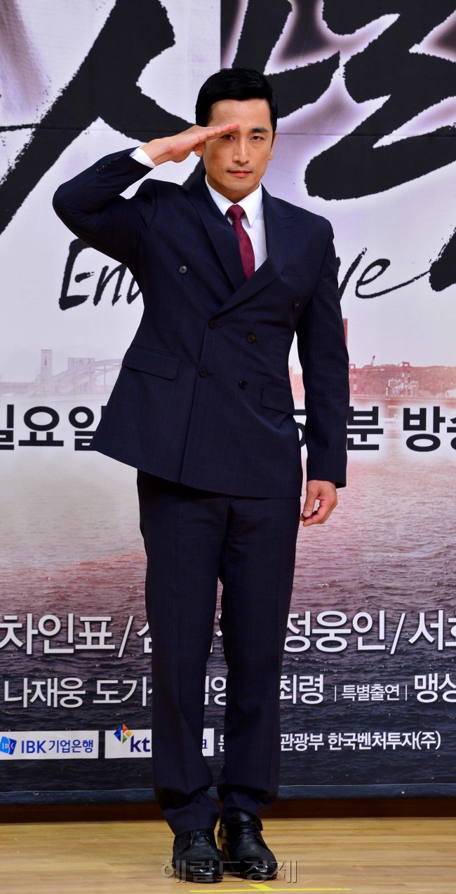차인표(탤런트/영화배우)
배우 차인표가 16일 오후 서울 양천구 목동SBS에서 열린 SBS 주말특별기획 ‘끝없는 사랑’ 제작발표회에서 포즈를 취하고 있다.