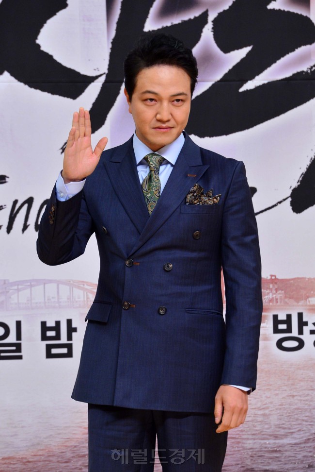 정웅인(영화배우/탤런트/Pi엔터테인먼트)
배우 정웅인이 16일 오후 서울 양천구 목동SBS에서 열린 SBS 주말특별기획 ‘끝없는 사랑’ 제작발표회에서 포즈를 취하고 있다.