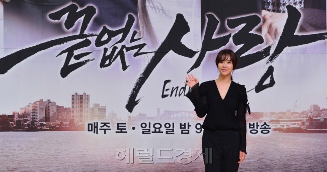 황정음(탤런트/가수)
배우 황정음이 16일 오후 서울 양천구 목동SBS에서 열린 SBS 주말특별기획 ‘끝없는 사랑’ 제작발표회에서 포즈를 취하고 있다.