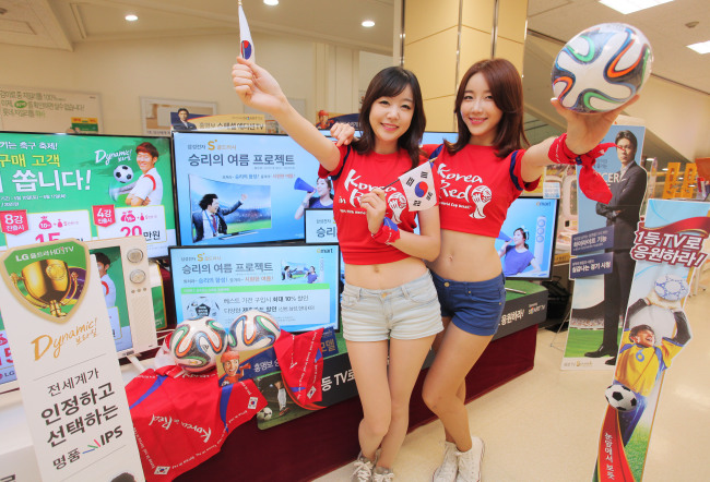 이마트가 대한민국 축구 대표팀의 선전을 기원하며 할인행사를 진행한다.
이마트가 대한민국 축구대표팀이 오는 18일 러시아전에서 승리하면 당일 하루 신선먹거리, 패션가전 상품 등 총 250여 품목을 최대 50% 할인하는 행사를 전점에서 진행한다고 밝혔다.