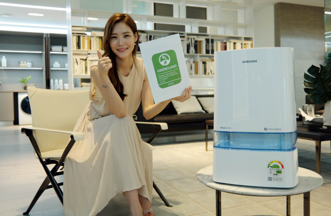 삼성전자는 제습기가 생활가전 업계 최초로 이달초 미국 친환경 인증인 UL(Underwriters Laboratories)의 ‘그린가드(GREENGUARD) 골드인증’을 획득했다고 17일 밝혔다.
‘그린가드’는 세계 최고 권위의 안전 규격 개발 및 인증 기관인 UL의 환경 부문에서 운영하는 친환경 인증 프로그램으로 재료, 마감재 등 제품 전반에 대해 실내 환경 및 공기질 표준에 부합하는지 여부를 검사 대상으로 한다.
‘삼성 인버터제습기’는 장기 사용시 총 휘발성 유기화합물의 방출량이 그린가드 규격(0.22mg/㎥이하)기준 대비 0.11mg/㎥을 달성, 획기적으로 낮은 탁월한 성과를 거둬 그린가드 골드인증을 획득하게 됐다.