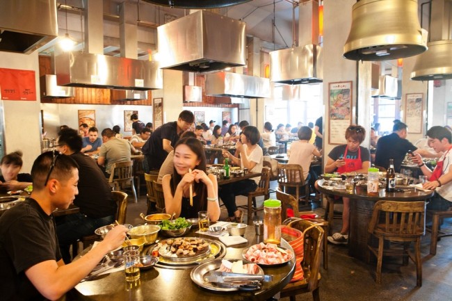 강호동의 대표적인 고기집 ‘강호동 백정’이 외신의 주목을 받고있다.
미국의 경제 매체 ‘월스트리트저널(Wall Street Journal)’은 지난 10일 ‘In L.A., East Meets West Meets Tacos’라는 기사를 통해 미국 LA에 위치한 ‘강호동 백정’을 소개했다.
이 매체는 “한국식 BBQ의 놀라운 맛 뿐만 아니라 부드러운 계란찜과 김치, 옛날 도시락이 인상적이다”는 설명을 곁들이며, 한국 전통의 BBQ를 맛볼 수 있는 레스토랑이라고 호평했다.