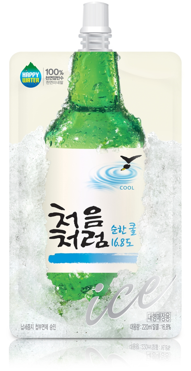 롯데주류는 여름시즌을 맞아 파우치 형태의 신개념 포장방식을 적용해 슬러쉬 음료처럼 얼렸다가 녹여 마실 수 있는 ‘처음처럼 순한 쿨’을 17일부터 시판에 들어갔다고 밝혔다.
그동안 팩소주나 페트병 소주는 개발됐지만 음료나 아이스크림처럼 파우치 타입의 치어팩을 적용한 파우치형 소주가 선보이기는 이번이 처음이다