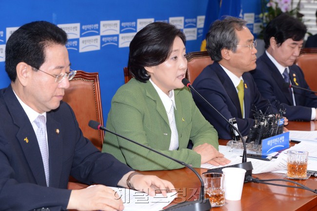 박영선 새정치민주연합 원내대표가 17일 오전 국회에서 열린 원내대책회의에 참석해 모두발언을 하고 있다. 이길동기자.gdlee@heraldcorp.com
박영선 새정치민주연합 원내대표가 17일 오전 국회에서 열린 원내대책회의에 참석해 모두발언을 하고 있다. 이길동기자.gdlee@heraldcorp.com