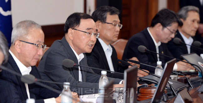 정홍원 국무총리가 17일 오전 정부서울청사에서 국무회의를 주재하고 있다. 정 총리는 이날 “이번에 떠나는 장관들께서는 인수인계를 철저히 해주시고 새 장관이 취임할 때까지 소속 직원들이 동요 없이 맡은 바 소임에 충실하도록 지도해달라”고 당부했다.   박현구 기자/phko@heraldcorp.com