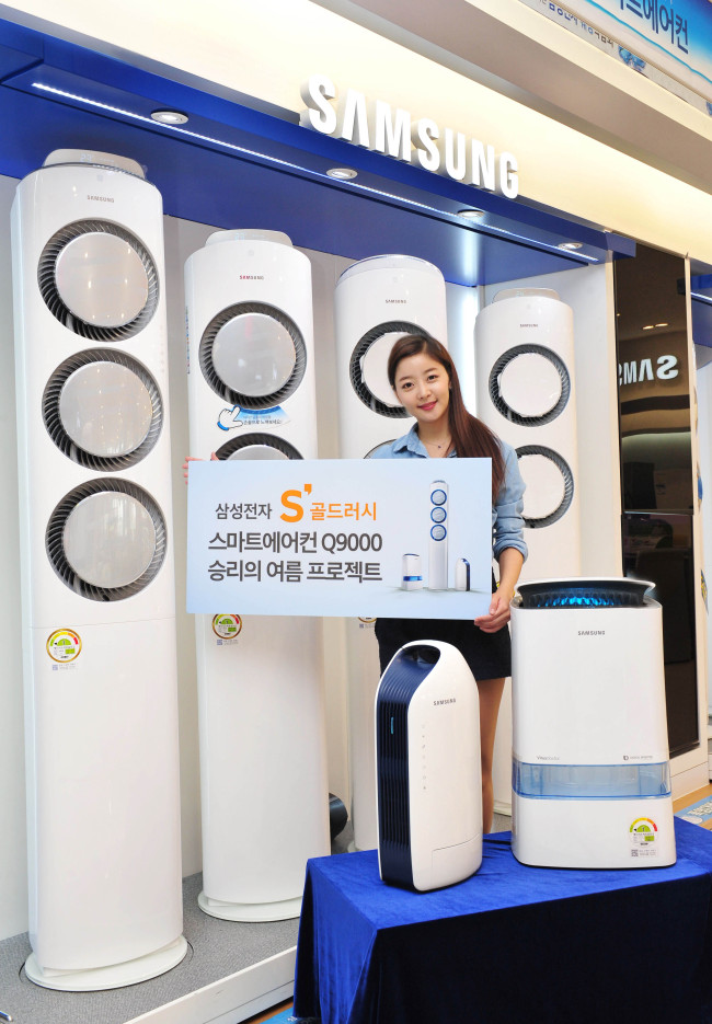 삼성전자는 오는 30일까지 ‘삼성전자 S’골드러시 스마트에어컨 Q9000 승리의 여름 프로젝트’를 실시한다. 행사 기간중 스마트에어컨 행사 제품 구매 시, 최대 20만원의 할인 혜택 또는 포터블쿨러 쿨프레소, 삼성 인버터제습기 등 푸짐한 선물을 증정한다. 모델이 삼성전자의 이벤트를 소개하고 있다. ［사진제공=삼성전자］