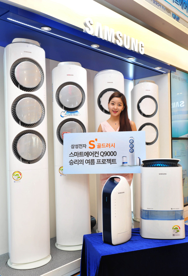 삼성전자는 오는 30일까지 ‘삼성전자 S’골드러시 스마트에어컨 Q9000 승리의 여름 프로젝트’를 실시한다. 행사 기간중 스마트에어컨 행사 제품 구매 시, 최대 20만원의 할인 혜택 또는 포터블쿨러 쿨프레소, 삼성 인버터제습기 등 푸짐한 선물을 증정한다. 모델이 삼성전자의 이벤트를 소개하고 있다. ［사진제공=삼성전자］