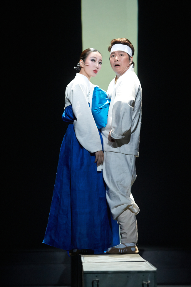 창극 ‘변강쇠 점 찍고 옹녀’와 뮤지컬 ‘모차르트!’ ‘캣츠’ 등 월드컵 시즌에 정면승부를 띄워 개막한 작품들이 관객들로부터 뜨거운 반응을 얻고 있다. [사진제공=EMK뮤지컬컴퍼니, 설앤컴퍼니, 국립극장]