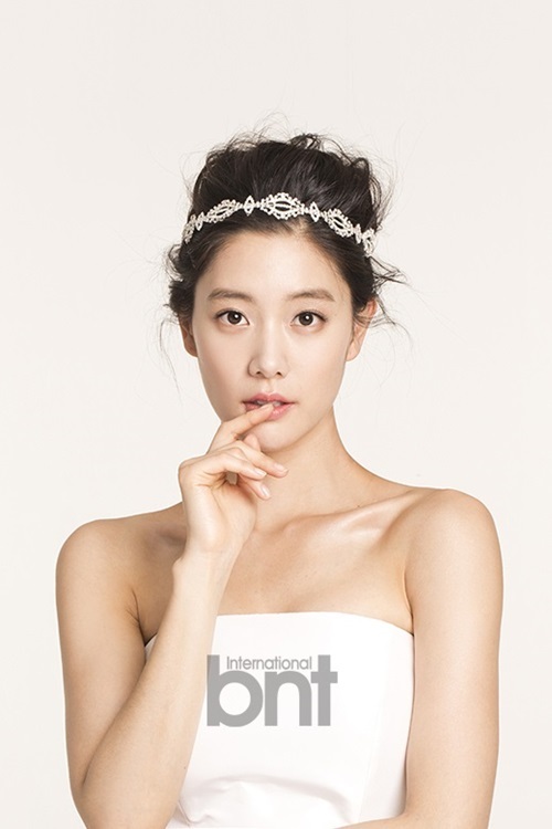 클라라(이성민/탤런트/모델)
The actress Clara revealed on Tuesday wedding photos taken in shoots with International bnt News.