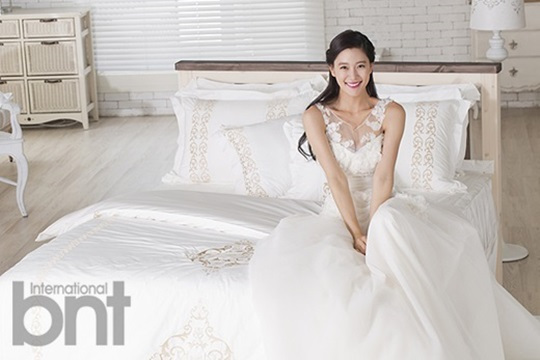 클라라(이성민/탤런트/모델)
The actress Clara revealed on Tuesday wedding photos taken in shoots with International bnt News.