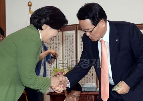 정의화 국회의장이 17일 오전 국회의장집무실에서 양당원내대표단과 후반기 원구성 문제등 현안논의에 앞서 박영선 새정치민주연합 원내대표와 악수를 하고 있다. 정 의장은 이날 “지금 국민은 국회가 정상적으로 돌아가는 것을 가장 바라고 있다. 우선 국정감사 일정을 26일부터 시작하는 것으로 오늘 내로 합의본 후 규정을 따로 논의하자”며 “정치적으로 해결할 수 있는 부분은 정치적으로 해결해야 한다”고 제안했다. 새누리당 이완구 원내대표는 회동에 참석하지 않았다.