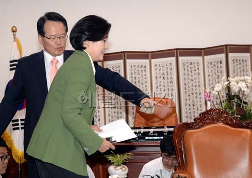정의화 국회의장이 17일 오전 국회의장실에서 양당원내대표단과 후반기 원구성 문제등 현안논의에 앞서 박영선 새정치민주연합 원내대표에게 자리를 안내 하고 있다. 정 의장은 이날 “지금 국민은 국회가 정상적으로 돌아가는 것을 가장 바라고 있다.
우선 국정감사 일정을 26일부터 시작하는 것으로 오늘 내로 합의본 후 규정을 따로 논의하자”며 “정치적으로 해결할 수 있는 부분은 정치적으로 해결해야 한다”고 제안했다. 새누리당 이완구 원내대표는 회동에 참석하지 않았다.