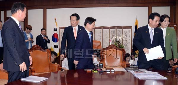 정의화 국회의장이 17일 오전 국회의장실에서 양당원내대표단과 후반기 원구성 문제등 현안논의에 앞서 자리를 안내하고 있다. 정 의장은 이날 “지금 국민은 국회가 정상적으로 돌아가는 것을 가장 바라고 있다.
우선 국정감사 일정을 26일부터 시작하는 것으로 오늘 내로 합의본 후 규정을 따로 논의하자”며 “정치적으로 해결할 수 있는 부분은 정치적으로 해결해야 한다”고 제안했다.
새누리당 이완구 원내대표는 회동에 참석하지 않았다.