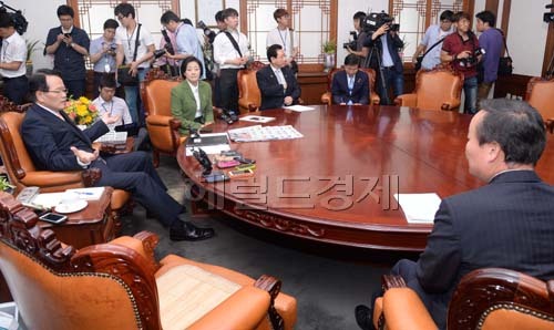 정의화 국회의장이 17일 오전 국회의장집무실실에서 여야원내대표단과 후반기 원구성 문제등 현안을 논의 하고 있다.
정 의장은 이날 “지금 국민은 국회가 정상적으로 돌아가는 것을 가장 바라고 있다.
우선 국정감사 일정을 26일부터 시작하는 것으로 오늘 내로 합의본 후 규정을 따로 논의하자”며 “정치적으로 해결할 수 있는 부분은 정치적으로 해결해야 한다”고 제안했다.
새누리당 이완구 원내대표는 회동에 참석하지 않았다.