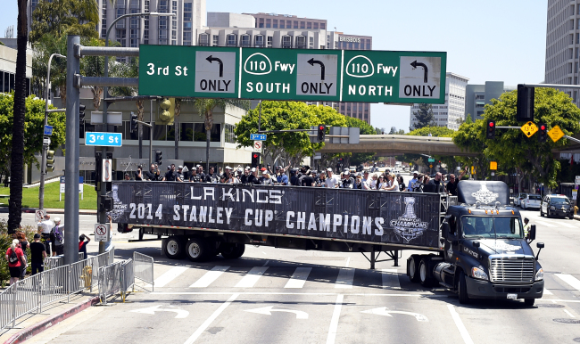 Los Angeles Kings players ride a truck in a parade through downtown L.A. on Monday.    AP-Yonhap