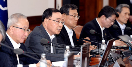 정홍원 국무총리가 17일 오전 정부서울청사에서 국무회의를 주재하고 있다. 정 총리는 이날 “이번에 떠나는 장관들께서는 인수인계를 철저히 해주시고 새 장관이 취임할 때까지 소속 직원들이 동요 없이 맡은바 소임에 충실하도록 지도해달라”고 당부하고 있다.