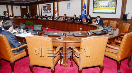 정홍원 국무총리가 17일 오전 정부서울청사에서 국무회의를 주재하고 있다. 정 총리는 이날 “이번에 떠나는 장관들께서는 인수인계를 철저히 해주시고 새 장관이 취임할 때까지 소속 직원들이 동요 없이 맡은바 소임에 충실하도록 지도해달라”고 당부하고 있다.