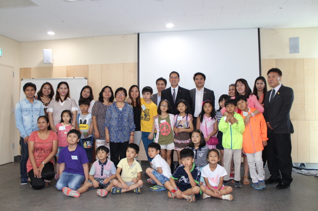 Officials including Philippine Ambassador Raul Hernandez (sixth from left), Kim Dong-hoon (right), director of Seoul Global Centers daily living consultation team, Pinoy Iskolars sa Korea president Ronel Laranjo (left) and the Seoul Filipino Parent and Children Organization’s Venus Lee (seventh from right) attend the opening ceremony of Wika Nga! Filipino Language Classes for Filipino-Korean Children at Seoul Global Center on Saturday. Noreen Lindo