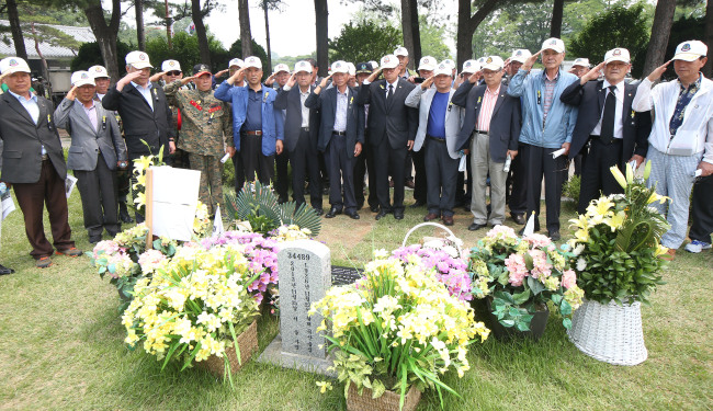 Korean veterans of the Vietnam War salute the grave of Lt. Gen. Chae Myung-shin at the National Cemetery in Seoul on Tuesday at the event commemorating those who died during the conflict. Chae served as the commander of Korean troops taking part in the 1955-1975 conflict.   Yonhap